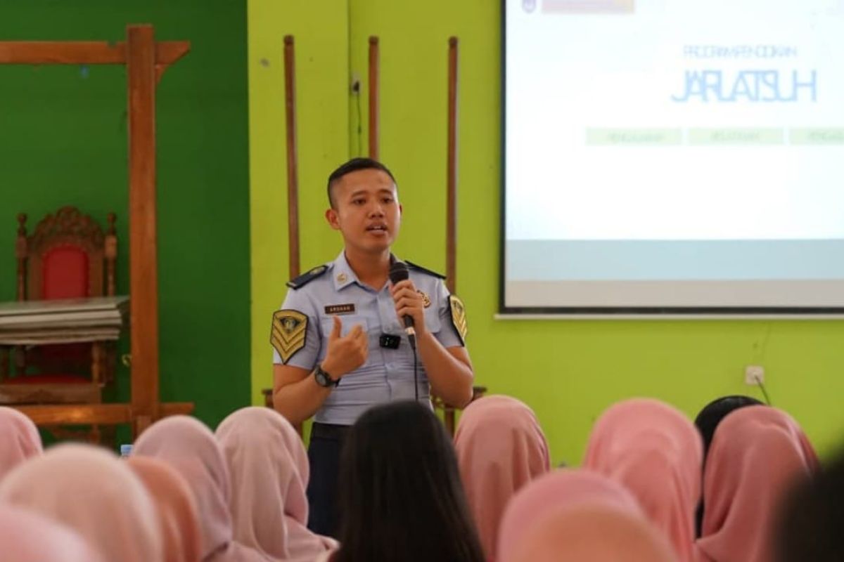 Imigrasi Blitar dan Kejaksaan Negeri Edukasi Pelajar SMAN 4 Blitar soal Modus TPPO Lewat Program Immigration Goes to School