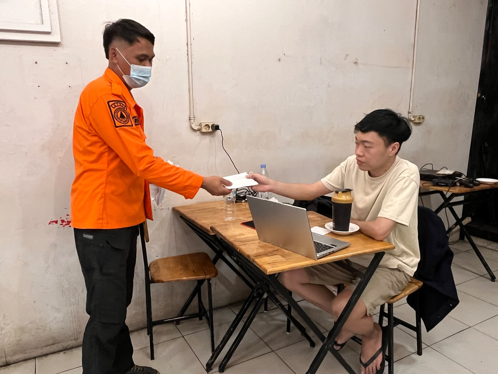 BPBD Sanggau Bagikan Ribuan Masker ke Warga dan Pedagang Pasar, Antisipasi ISPA Akibat Kabut Asap Karhutla