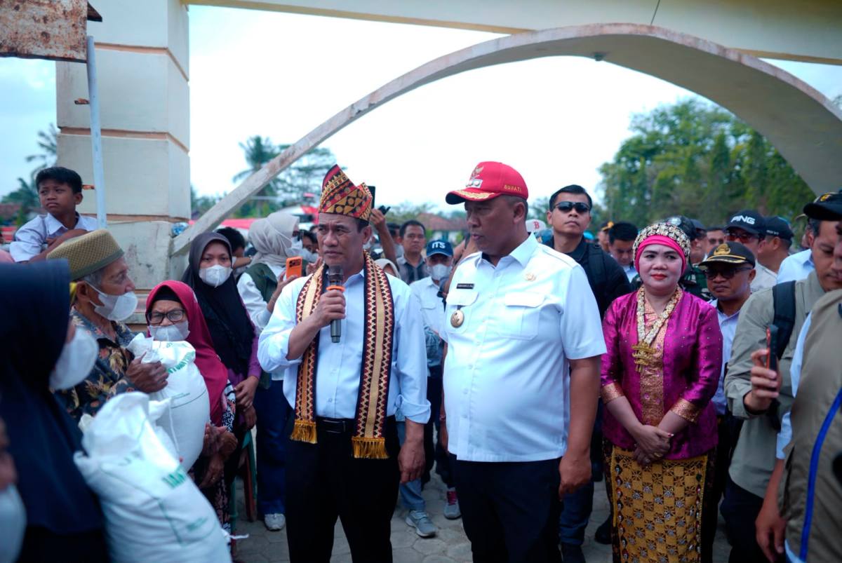 Plt Bupati Lampung Tengah Dampingi Mentan Amran Tinjau Pembibitan Kakao dan Kopi di Bangun Rejo, Salurkan Bantuan Pangan