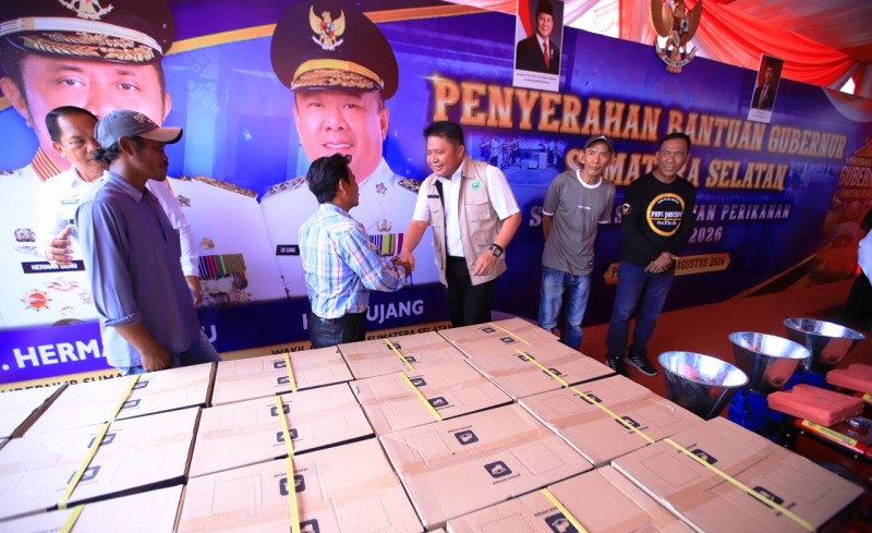Gubernur Sumsel Herman Deru Serahkan Bantuan Perahu dan Mesin Kapal ke Nelayan, Targetkan Produktivitas Perikanan Naik
