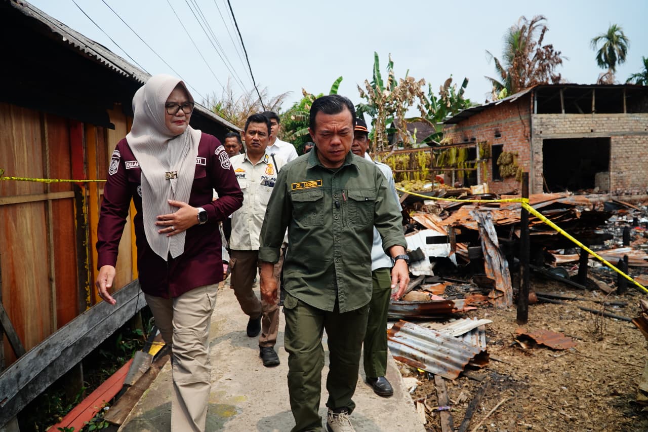 Gubernur Jambi Al Haris Tinjau Lokasi Kebakaran di Tanjab Timur, Instruksikan Perbaikan Rumah Warga