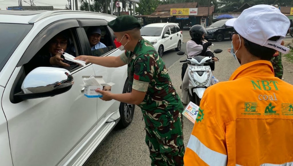 Yonif 142/KJ dan PT SAS Bagikan 10.000 Masker ke Warga Jambi, Kabut Asap Mulai Pekat di Muaro Jambi