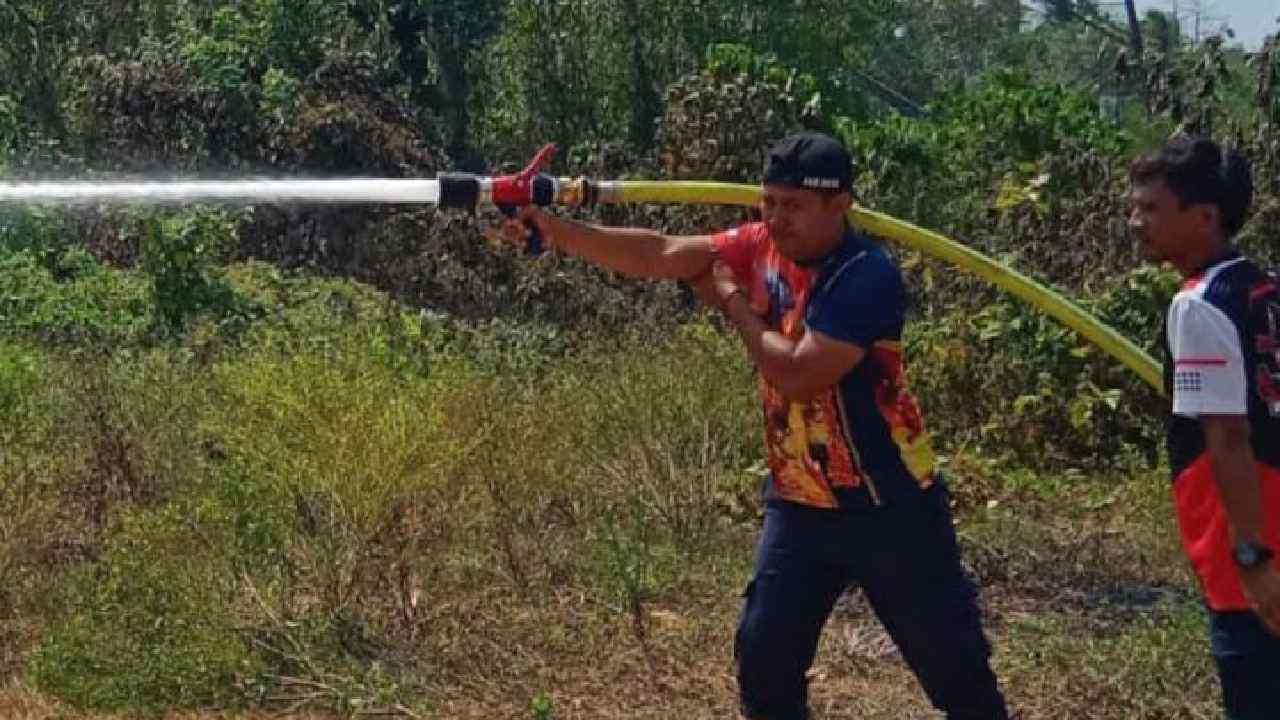 Damkar Muna Padamkan Karhutla di Dekat Pemukiman dan SUTET, 100 Meter Lahan Terbakar di Desa Lahorio