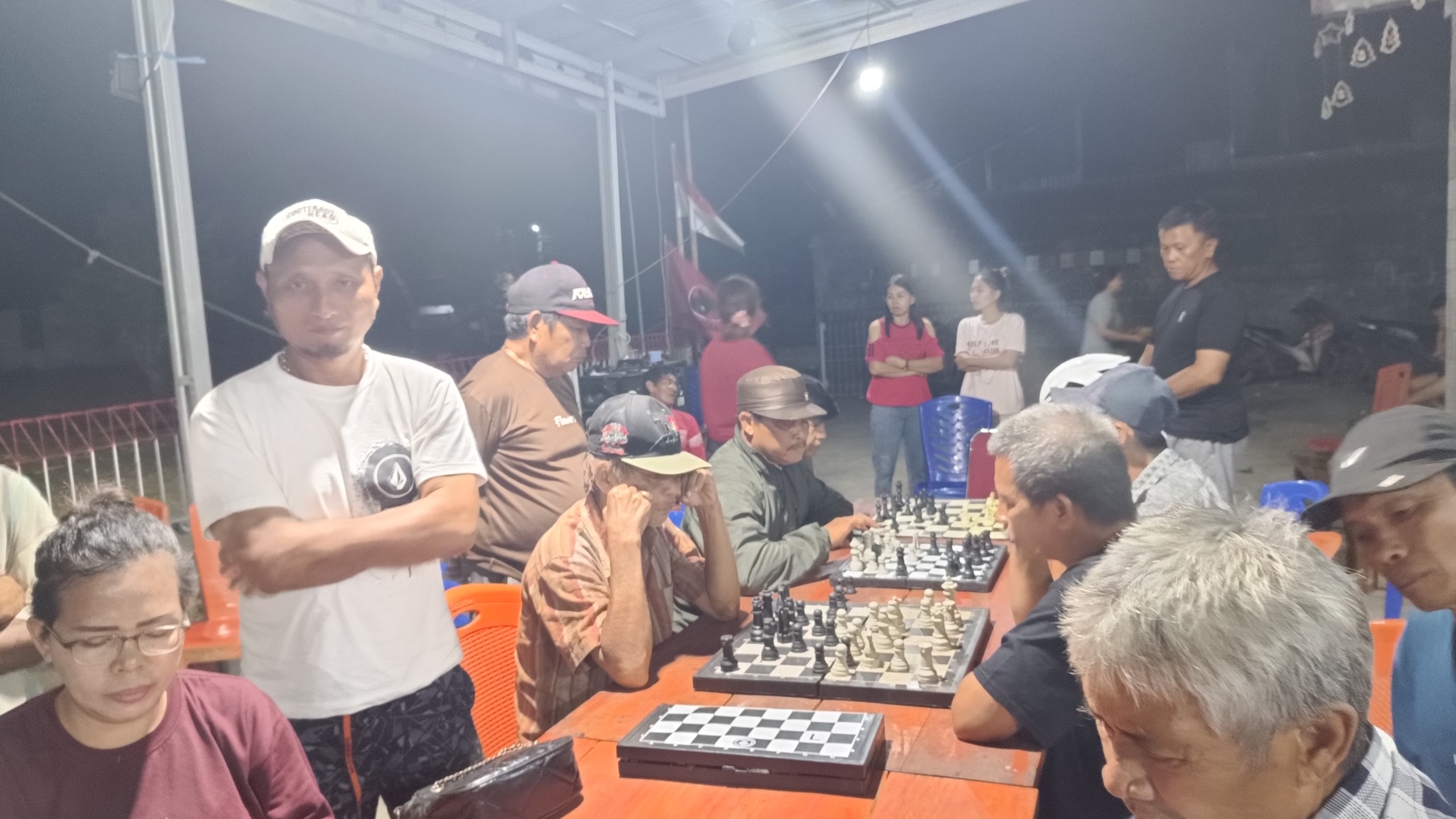 HUT ke-81 RI di Talawaan: Lomba Panjat Pinang hingga Catur Warnai Perayaan, Kader PDI-P Ajak Jaga Kondusif Jelang Pilkades