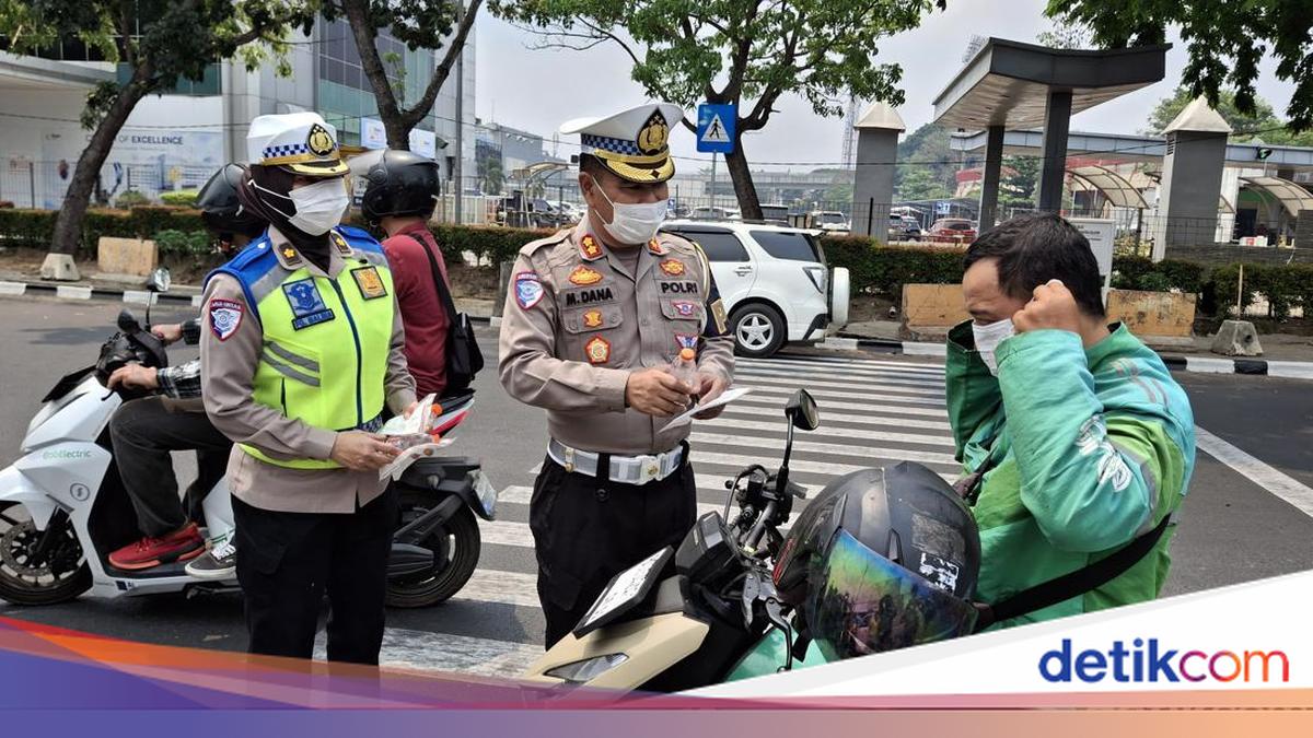 Polda Sumsel Bagikan 2.000 Masker dan Air Minum ke Ojol di Palembang, Imbau Warga Waspada Kabut Asap