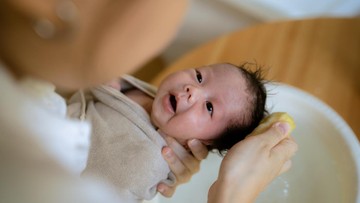Frekuensi Mandi Bayi Sesuai Usia: Kapan Boleh 2 Kali Sehari?