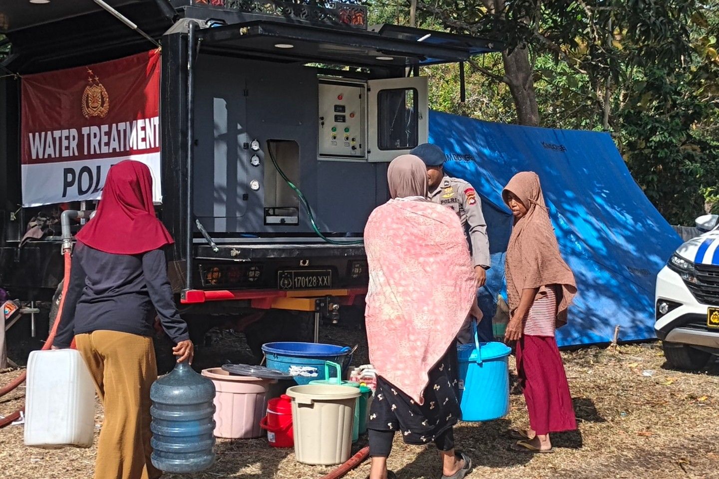 Brimob Polda NTB Kirim Bantuan 1.000 Liter Air Bersih ke Dusun Nioniba Ende Pakai Ransus Water Treatment