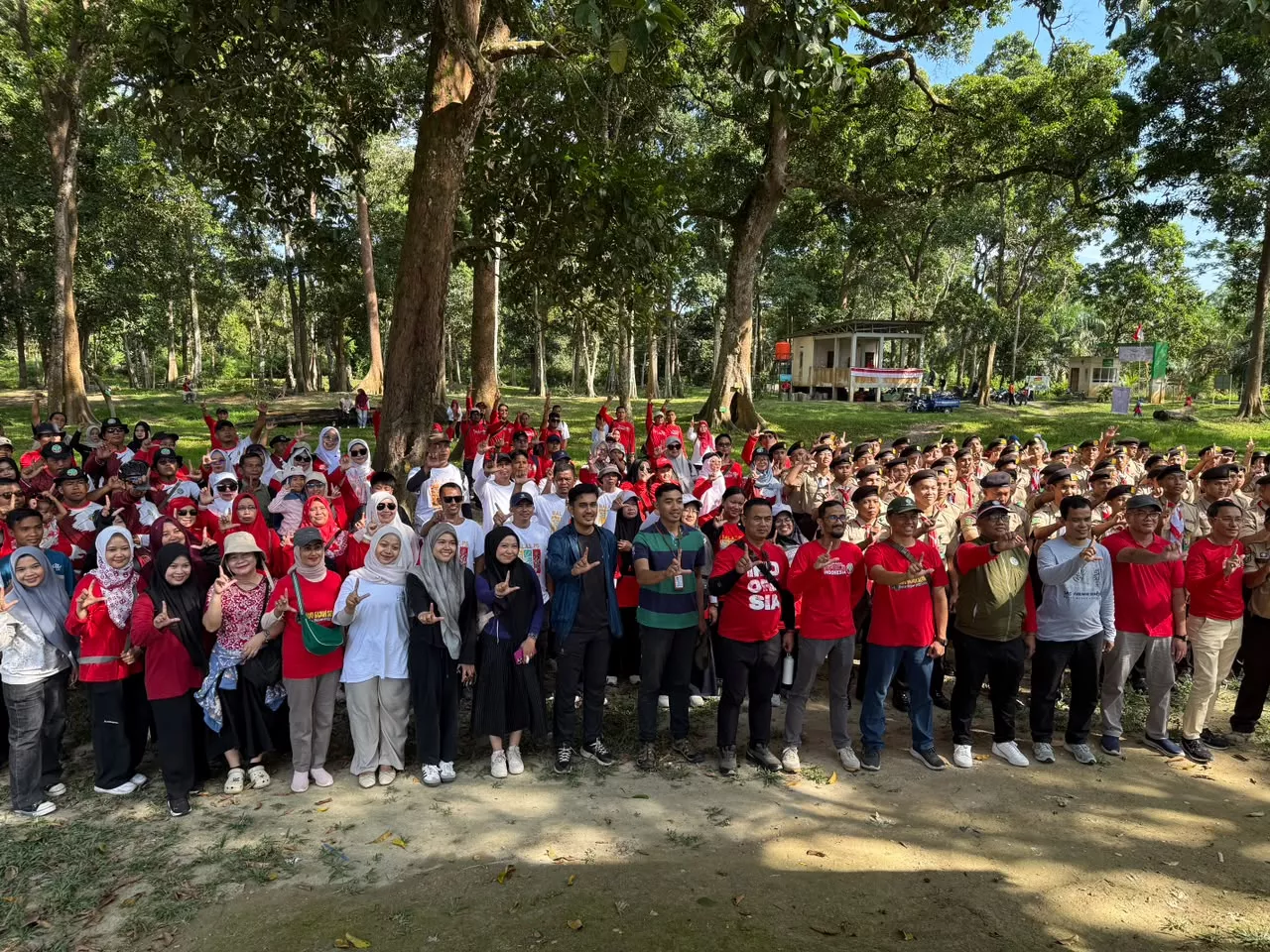 PLN UP Tenayan Tanam Pohon dan Ajak Funwalk Bareng Gajah di TWA Buluh Cina