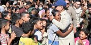 Prabowo ke Posko Gempa NTT, Peluk Anak-Anak dan Janji Bantuan Pemulihan