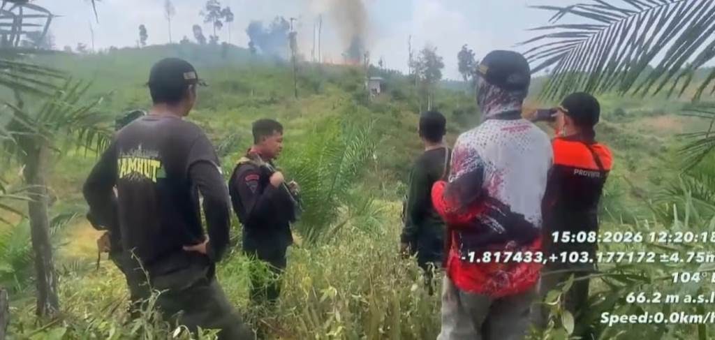 Brimob Polda Jambi Padamkan Titik Api di Tahura Batanghari, Patroli Gabungan Libatkan TNI dan BPBD