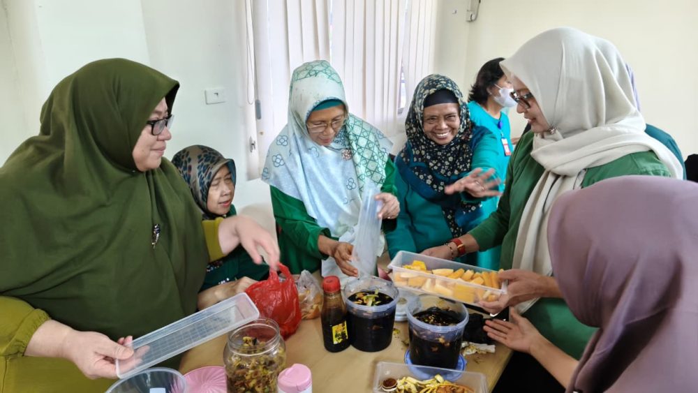 PT Indah Kiat Tangerang Latih KWT Olah Sampah Organik Jadi Eco Enzyme, Siap Dibeli Rp 30.000 per Liter