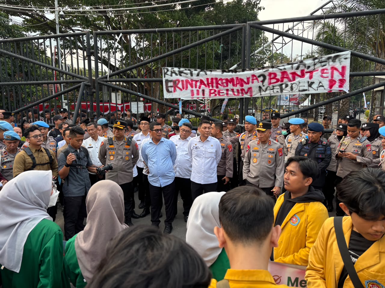 Kapolresta Serang Kota Pimpin Pengamanan Aksi BEM Banten di KP3B, Aspirasi Soal Tambang Ilegal hingga Pendidikan Diserap Langsung