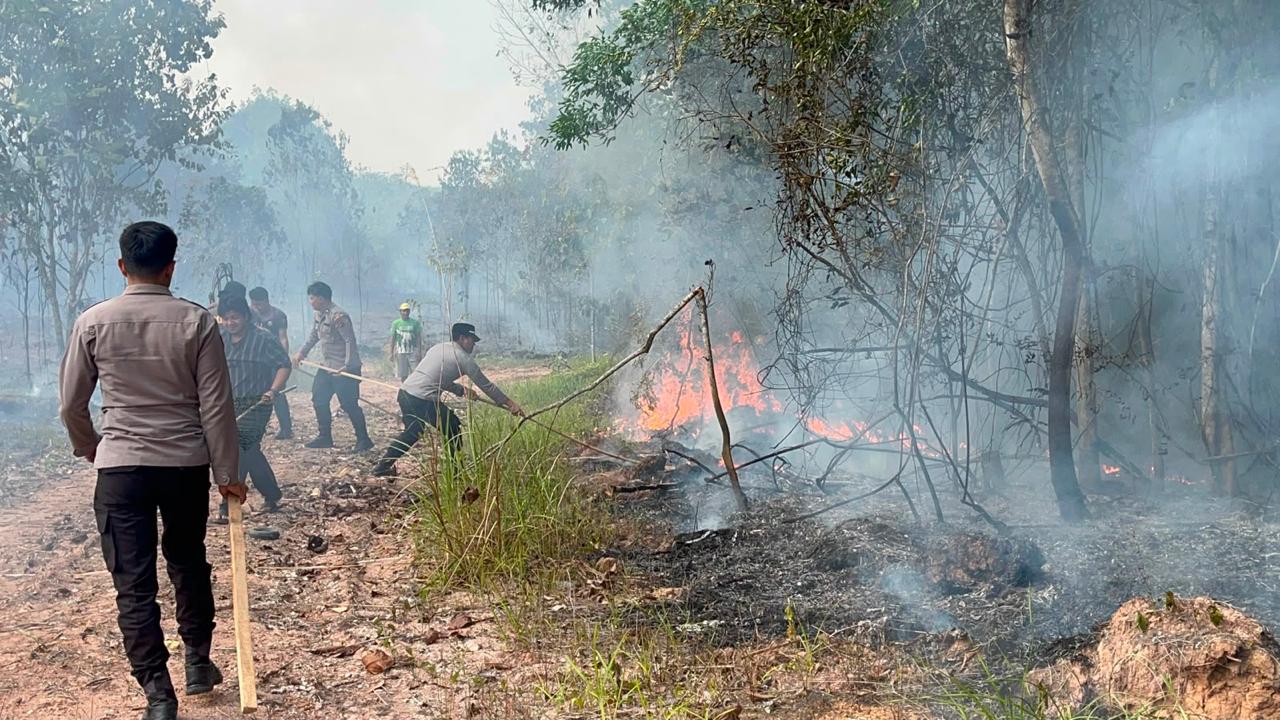 Polres Balangan Padamkan Tiga Titik Karhutla dalam Sehari, Lokasi Terakhir Minim Sumber Air
