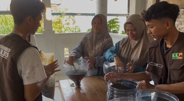 KKN UIN Raden Intan Lampung Latih Warga Kuripan Budidaya Lele dan Kangkung Pakai Galon Bekas