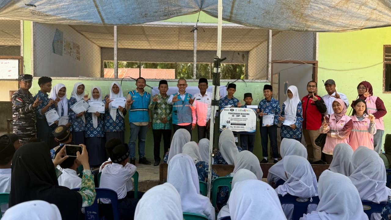 PLN Indonesia Power UBP Pangkalan Susu dan PT BAG Salurkan Beasiswa untuk Siswa MTs Al-Huda di Pulau Sembilan, Langkat