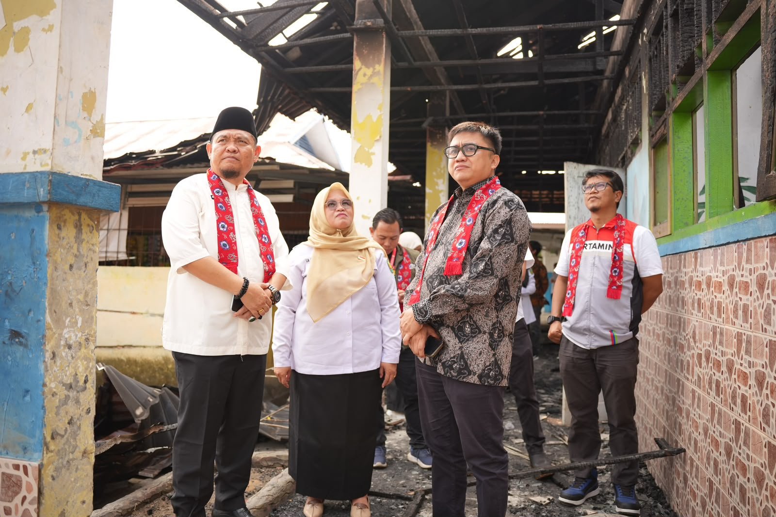 Kebakaran SMPN 19 Bengkulu: Pertamina Serahkan 4 Tenda dan 160 Meja Kursi untuk Ruang Kelas Darurat