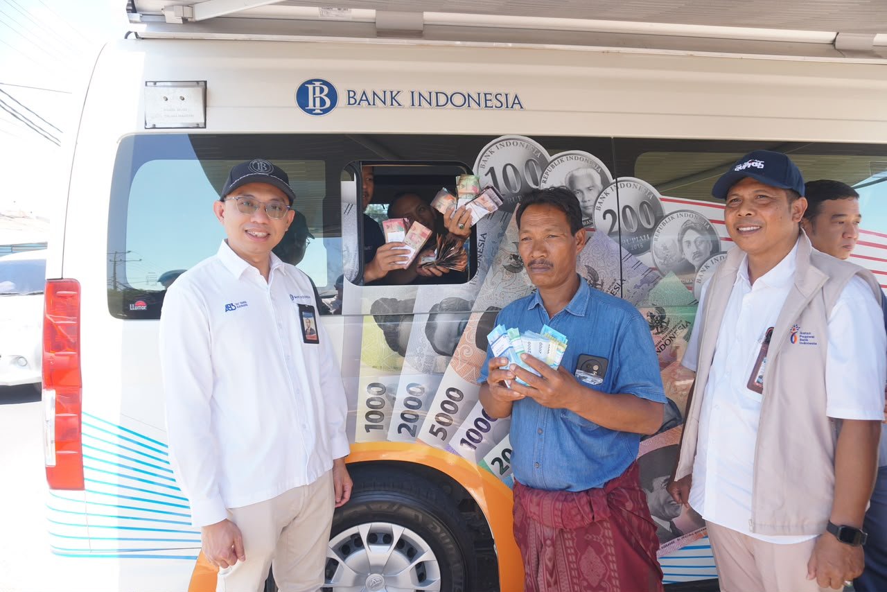 BI NTB Buka Kas Keliling di Desa Adat Sade, Uang Warga Terbakar Rp 7,6 Juta Langsung Ditukar