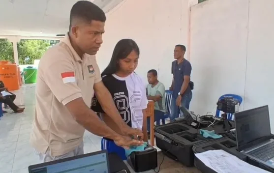 Dukcapil Nagekeo Jemput Bola di Kamp Pengungsi, Cetak e-KTP dan Akta Kelahiran Warga Terdampak Gempa