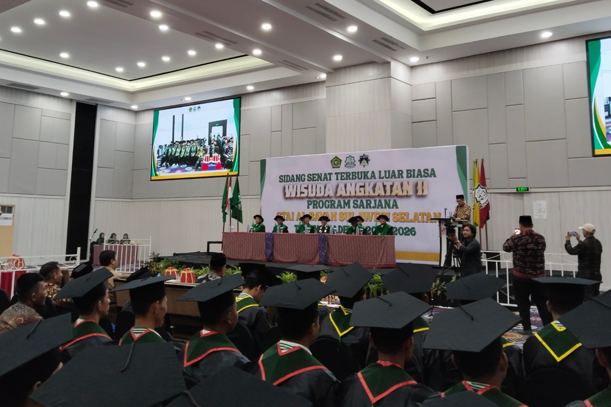 STAI Al Bayan Makassar Wisuda 62 Sarjana, Ketum Hidayatullah Tekankan Ketakwaan Kunci Hadapi Kegelisahan Gen Z