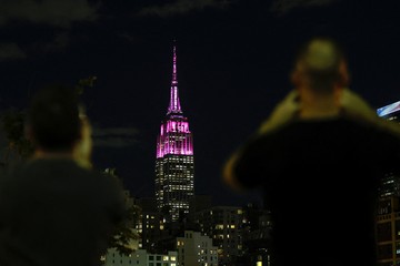 Dolly Parton Tutup Usia di 80 Tahun, Empire State Building Bersinar Pink untuk Sang Legenda