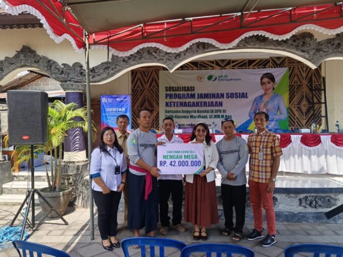BPJS Ketenagakerjaan Buleleng Serahkan Santunan Rp 42 Juta ke Ahli Waris, 60 Persen Warga Penarukan Sudah Terdaftar