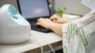 Ibu Bekerja di Kantor Lebih Konsisten Menyusui, Ini Hasil Studi Terbaru