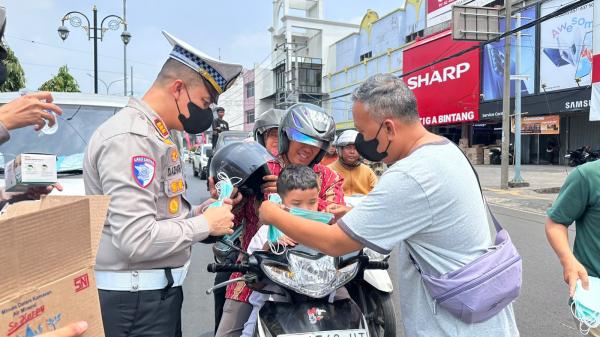 Polres Lubuklinggau dan Jurnalis Bagikan 1.000 Masker ke Pengendara, Antisipasi ISPA Akibat Kabut Asap Karhutla