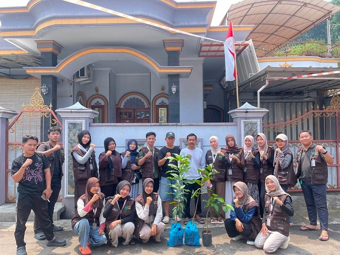 Mahasiswa KKN UIN Raden Intan Tanam Pohon Berbuah di Bandar Lampung, Warga Diminta Rawat Bareng
