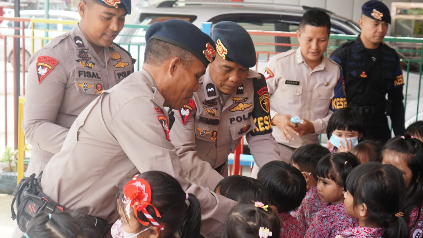 Brimob Polda Sultra Edukasi Anak TK di Kendari soal Bahaya Karhutla, Sekaligus Bagikan Masker