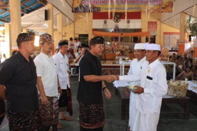 Bupati Buleleng Sutjidra Hadiri Ngaben Massal 44 Sawah di Desa Kalianget, Serahkan Bantuan Dana untuk Kelancaran Upacara