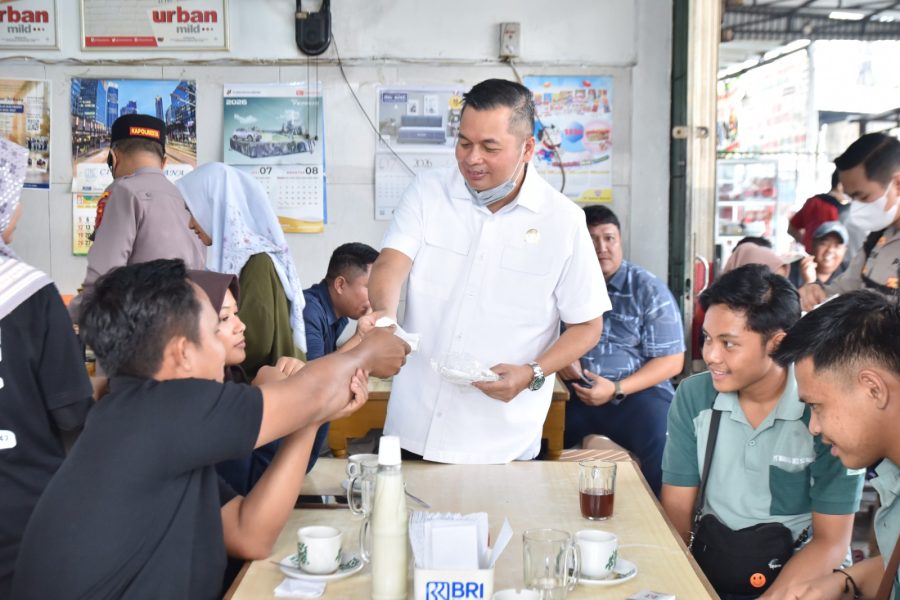 Ketua DPRD Kota Jambi dan Kapolresta Bagikan 2.000 Masker di Tiga Titik, Imbau Warga Waspada Kualitas Udara