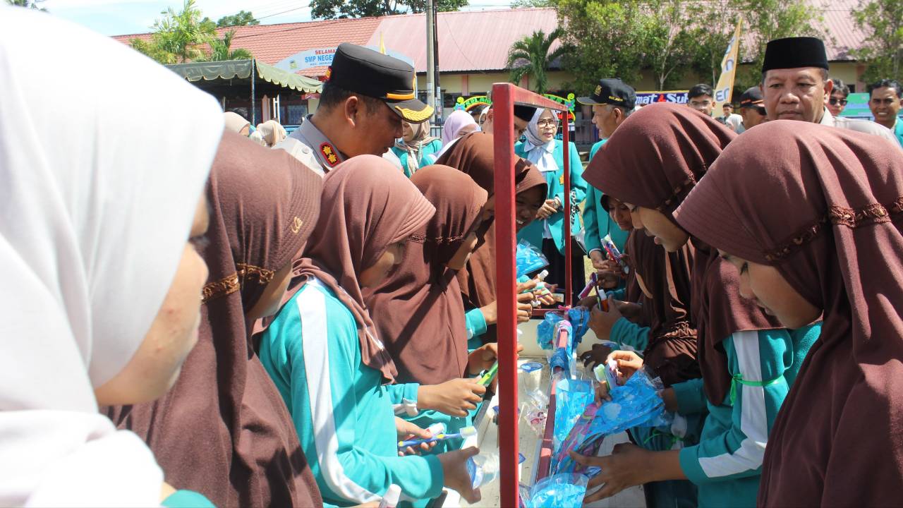 Aksi Kaninus ke-16 FKG USK Targetkan 1.000 Warga Montasik, Layanan Scaling hingga Cabut Gigi Gratis