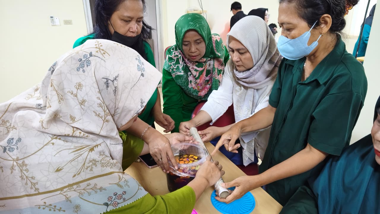 PT IKPP Tangerang Latih KWT Tangsel Olah Kulit Buah Jadi Eco Enzyme, Siap Beli Rp30 Ribu per Liter