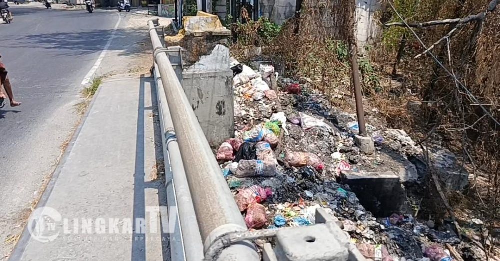 Jembatan Wulung Randublatung Blora Dipenuhi Sampah Rumah Tangga, Kades Pilang: TPS Sudah Ada tapi Warga Nekat