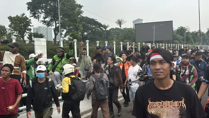 Kericuhan Demo RUU Perampasan Aset, Pria Berhelm Diamuk Massa karena Dituding Provokator Bawa Golok