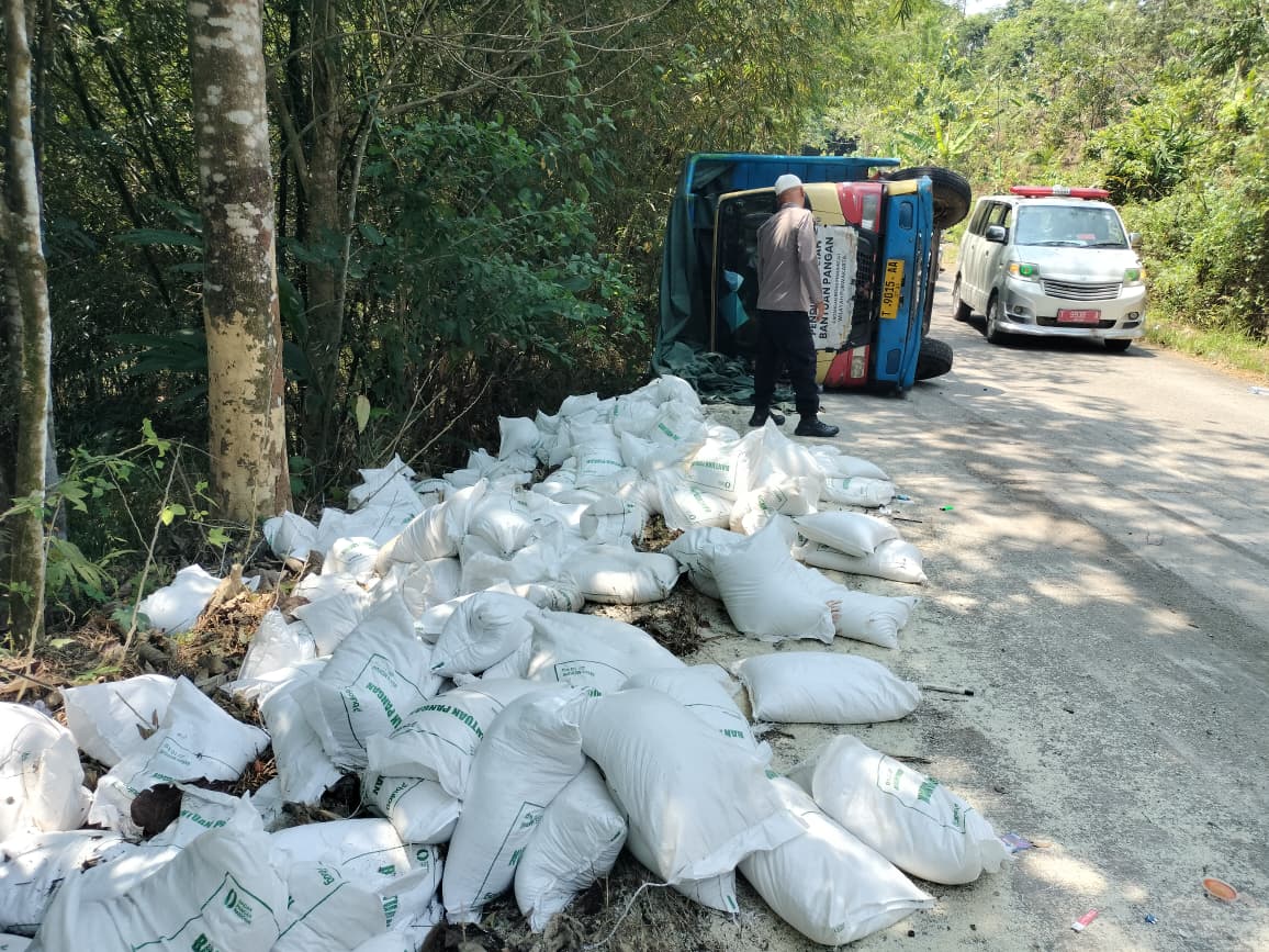 Mobil Pengangkut Beras Celaka di Tanjakan Kampung Pagadungan Purwakarta, Polri Ingatkan Keselamatan Berkendara