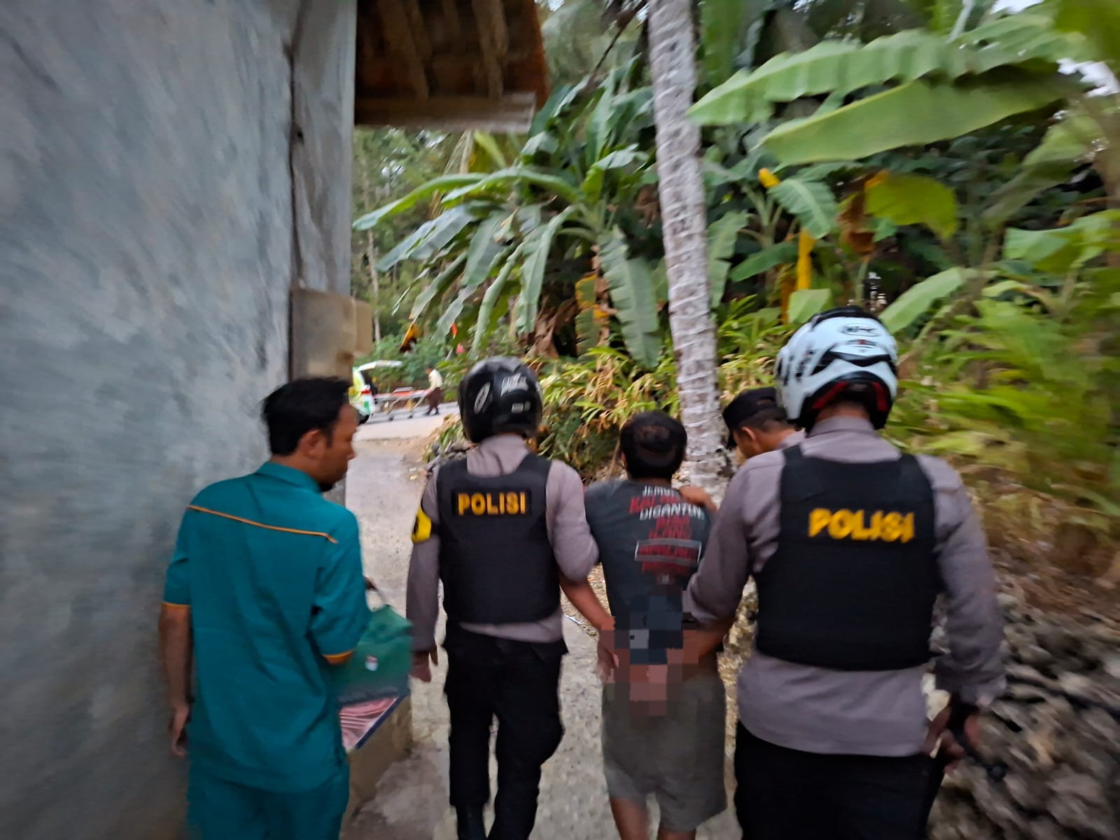 Polsek Buayan Evakuasi Pria ODGJ yang Kerap Mengamuk dan Lempar Batu di Pakuran, Kebumen