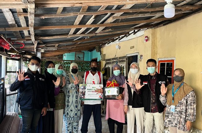 LKC Dompet Dhuafa Sumsel Salurkan Paket Nutrisi untuk 21 Pasien TBC di Palembang, Lengkap dengan Cek Kesehatan