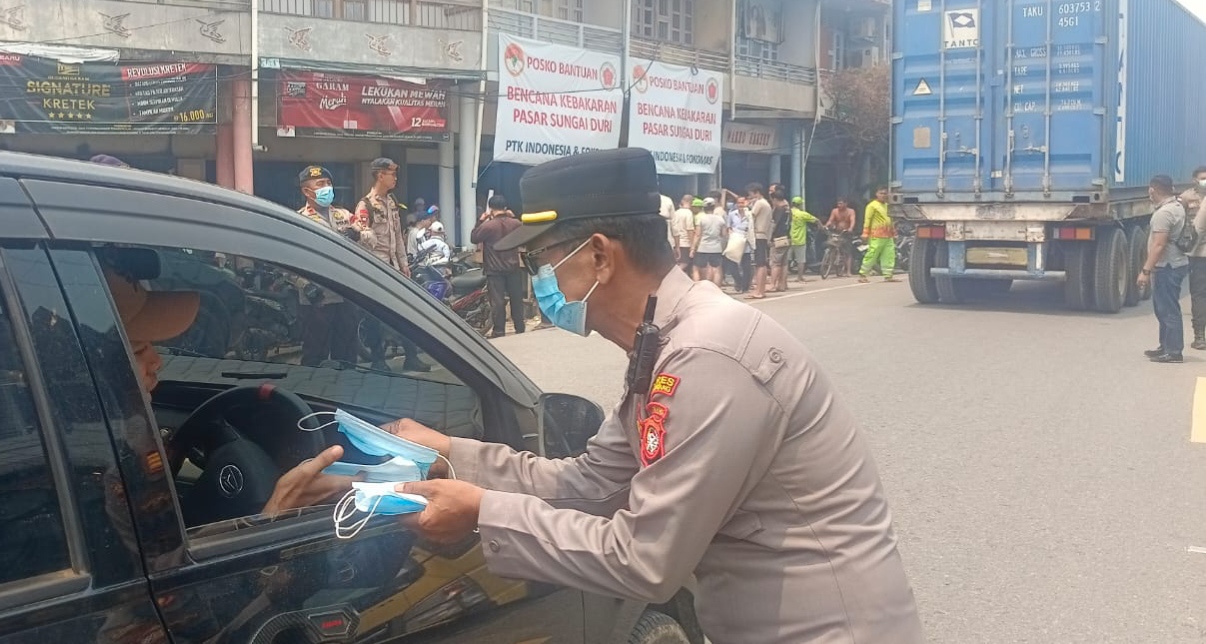 Polsek Sungai Raya Bagikan Masker ke Pedagang Pasar Sungai Duri, Imbau Warga Tak Sepekan Kabut Asap