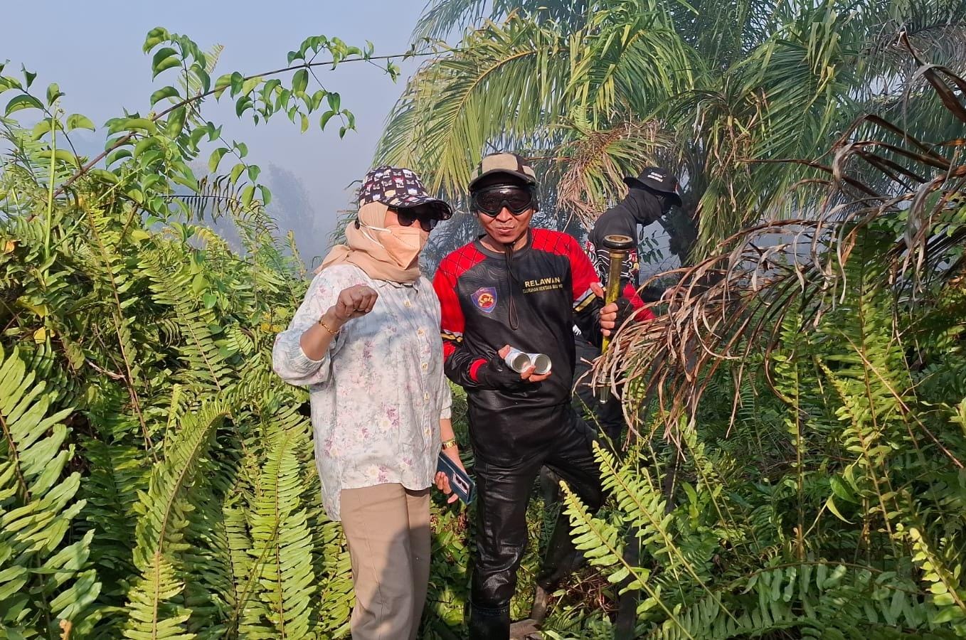 PWI Kotim Bagikan Masker dan Makanan ke Petugas Damkar di Titik Karhutla Mentawa Baru Ketapang dan Baamang