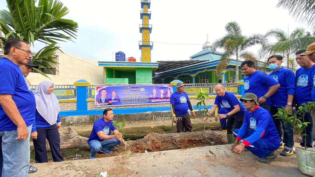DPC Demokrat Palembang Bersihkan Drainase dan Tanam Pohon di Sako Baru, Target Cegah Banjir dan Kabut Asap