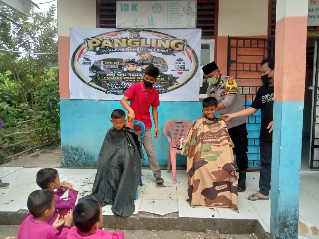 Polsek Sanga Desa Layani 30 Anak SD dengan Pangkas Rambut Gratis di Desa Ngunang, Sekaligus Bagikan Masker