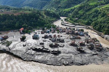 Banjir Bandang Nepal Tewaskan 358 Orang, Longsor Himalaya Dipicu Es Gletser Mencair