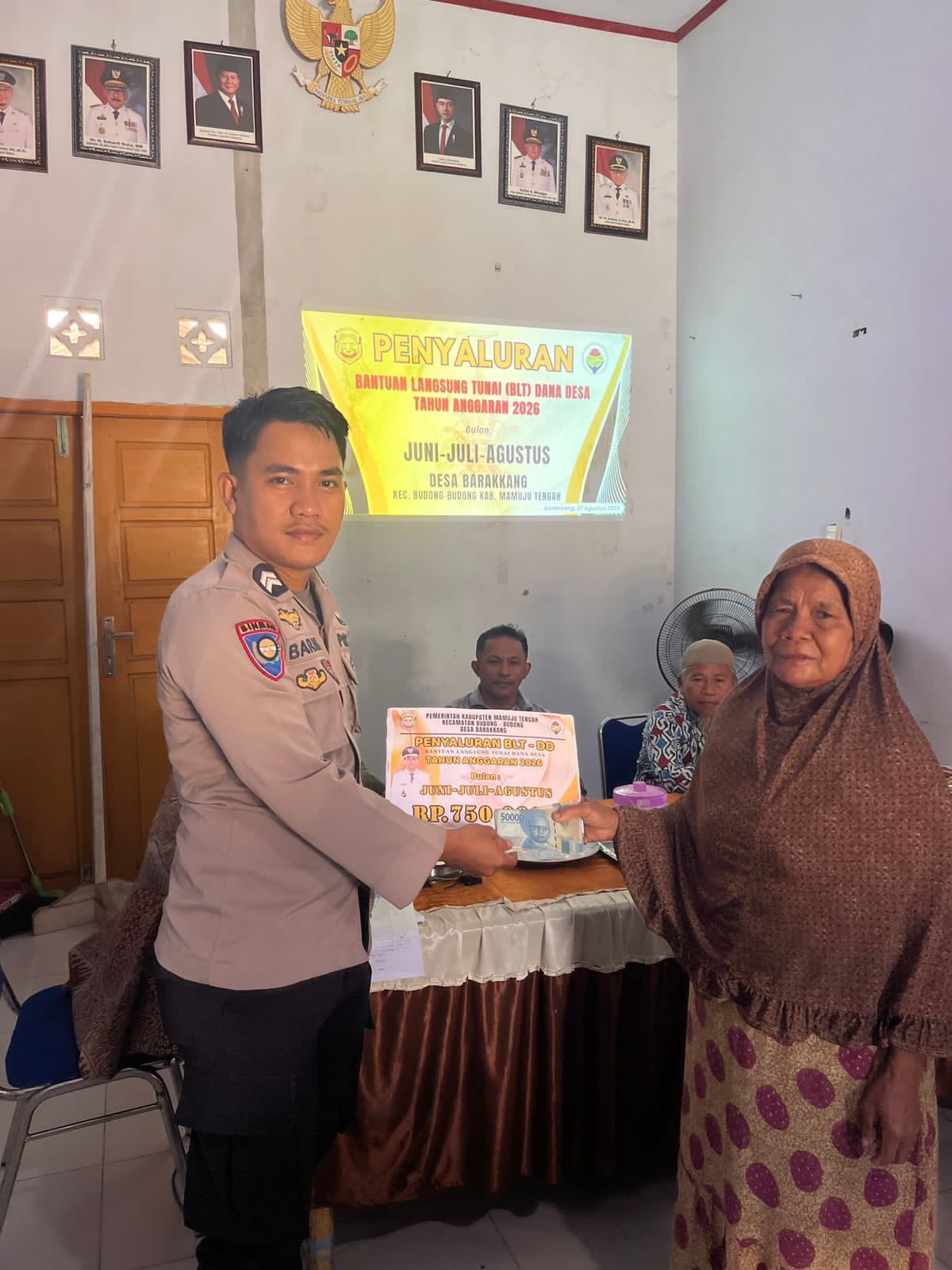 Bhabinkamtibmas Desa Barakkang Kawal Penyaluran BLT-DD 13 Warga Mamuju Tengah, Bantuan Tiga Bulan Langsung Cair