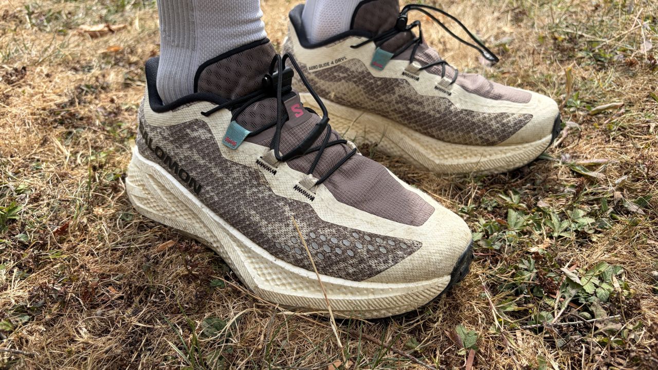 Review 3 Sepatu Lari Gravel Terbaik 2026: Solusi Satu Sepatu untuk Semua Medan