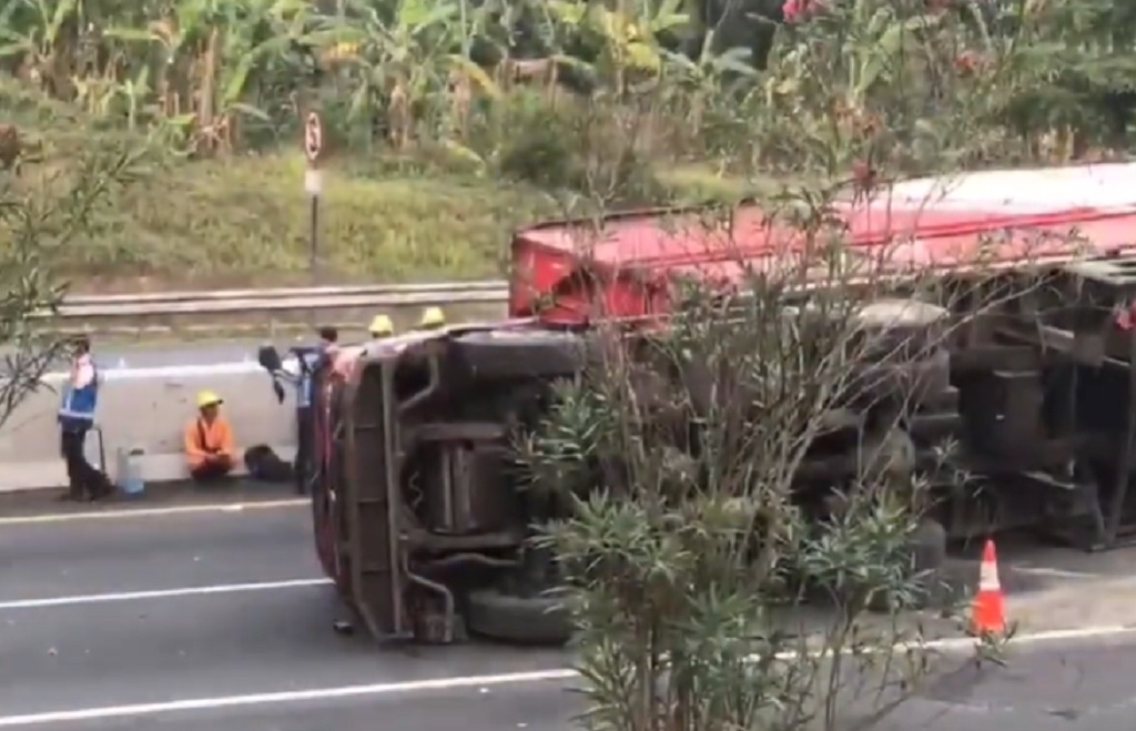 Truk Tronton Muatan Bijih Besi Terguling di Tol Semarang-Salatiga, Lalin Macet 5 Km