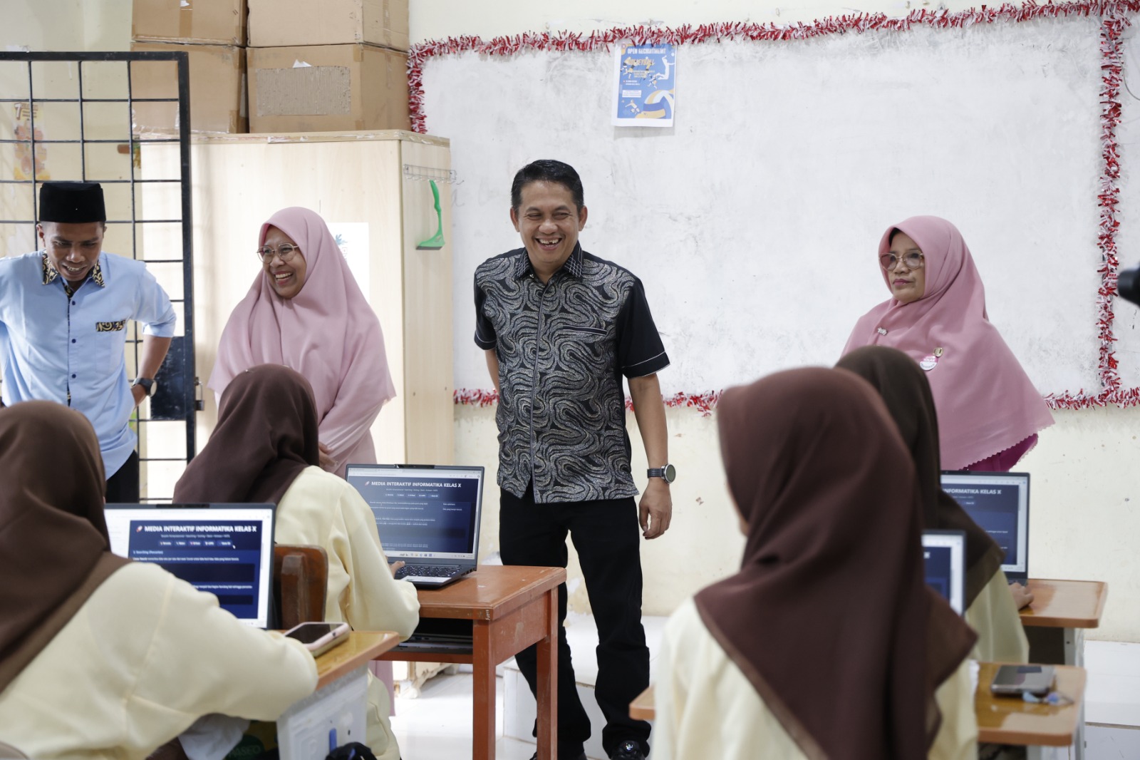 Wakil Ketua DPRD Sumbar Evi Yandri Rajo Budiman Salurkan 140 Laptop ke Dua SMA di Padang, Prioritas Sekolah Baru dan Terdampak Bencana