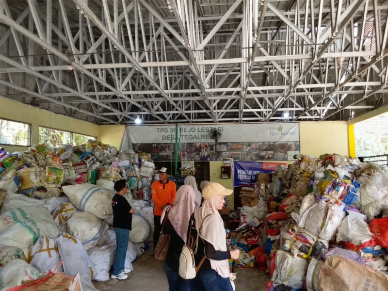 Media Gathering Indocement Tarjun Ajak Jurnalis Kotabaru Tinjau Peternak Sapi Perah hingga Ecoprint di Tegal Rejo