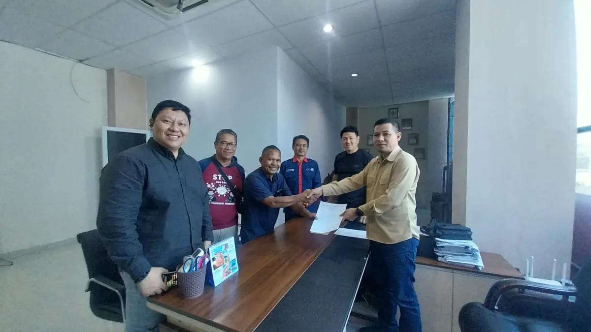 Perumda Pasar Bitung Bayar THR dan Pesangon Dua Karyawan, Tindaklanjuti Instruksi Wali Kota Hengky Honandar