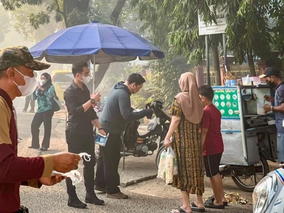 Kabut Asap Kembali Menyelimuti Banjarbaru, Masker Gratis Dibagikan Serentak di Banjarbaru Selatan